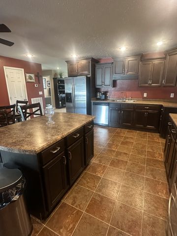 59 Eiffel Tower Ln, Paris, TN 38242
