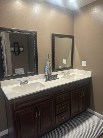 59 Eiffel Tower Ln, Paris, TN 38242
