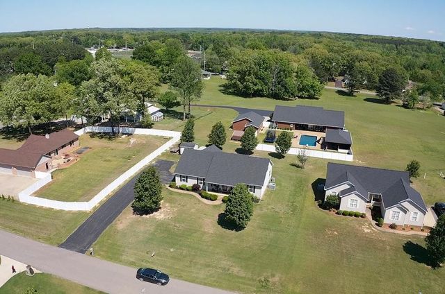 59 Eiffel Tower Ln, Paris, TN 38242