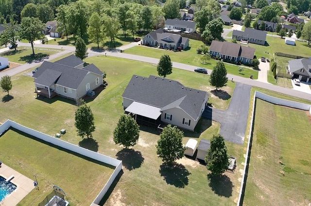 59 Eiffel Tower Ln, Paris, TN 38242