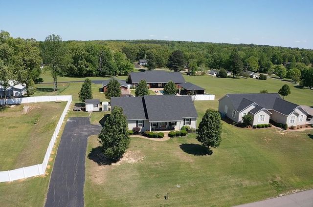 59 Eiffel Tower Ln, Paris, TN 38242