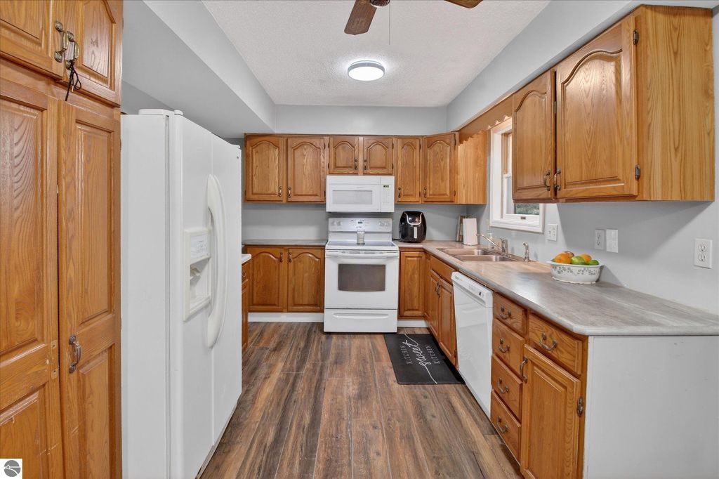 Image 10 of property listing at 5383 N Rich Road, Alma, MI 48801