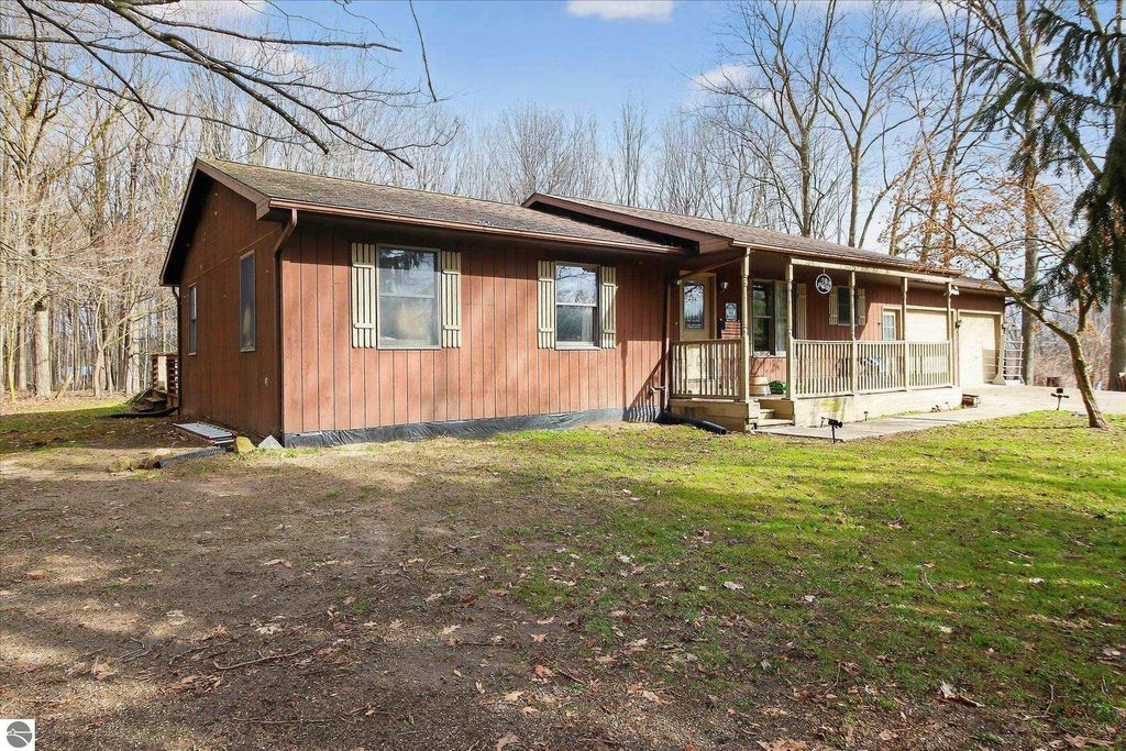 Image 3 of property listing at 5383 N Rich Road, Alma, MI 48801