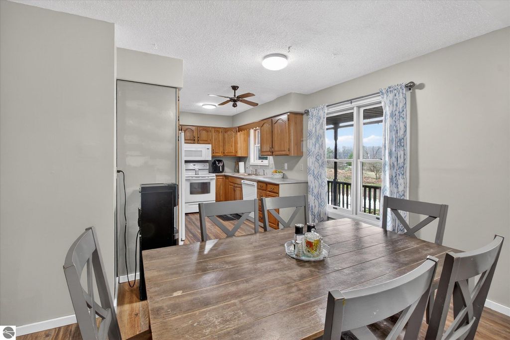 Image 8 of property listing at 5383 N Rich Road, Alma, MI 48801