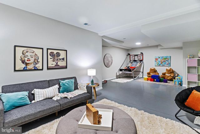 6711 HONESTY DR, Bethesda, MD 20817