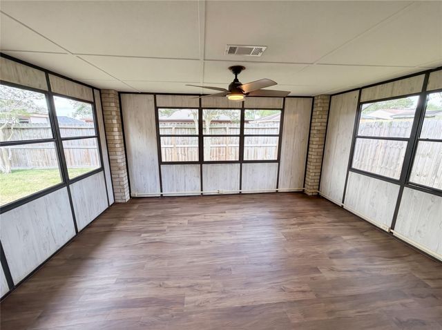 522 27th Avenue N, Texas City, TX 77590