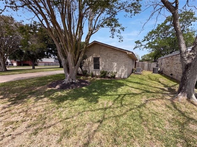 522 27th Avenue N, Texas City, TX 77590