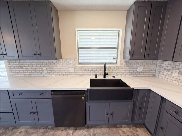 522 27th Avenue N, Texas City, TX 77590