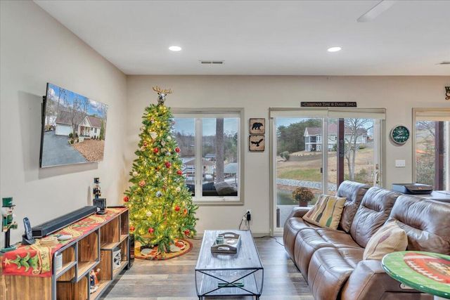 60 Cameron CIR, Wirtz, VA 24184