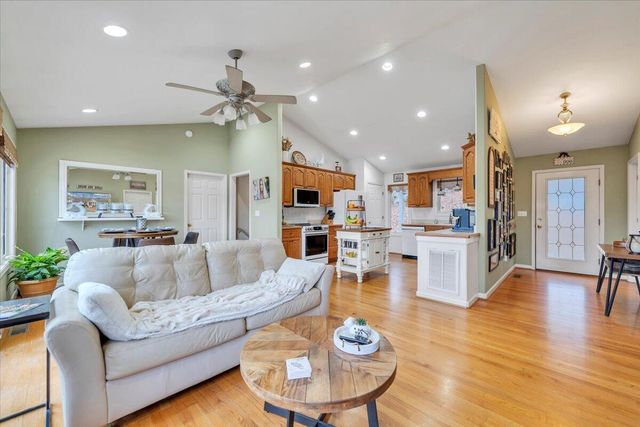 60 Cameron CIR, Wirtz, VA 24184