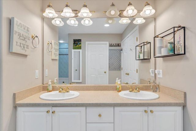 60 Cameron CIR, Wirtz, VA 24184