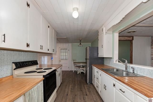 6633 Benton Rd, Paducah, KY 42003