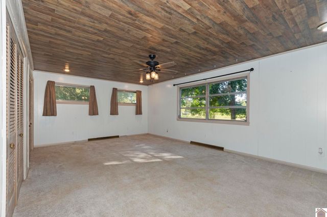 6633 Benton Rd, Paducah, KY 42003