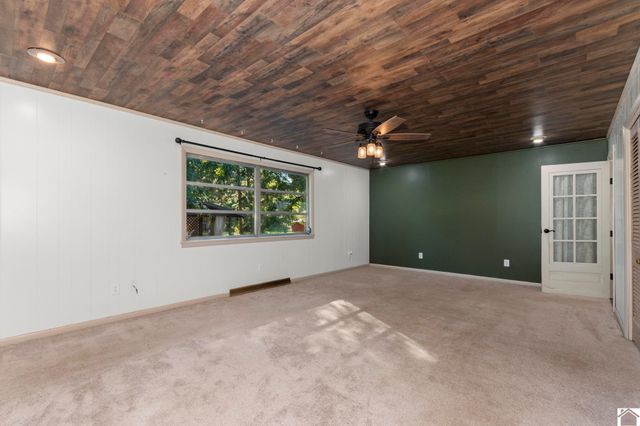 6633 Benton Rd, Paducah, KY 42003