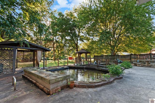 6633 Benton Rd, Paducah, KY 42003