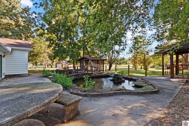 6633 Benton Rd, Paducah, KY 42003