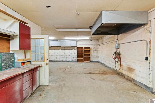 6633 Benton Rd, Paducah, KY 42003