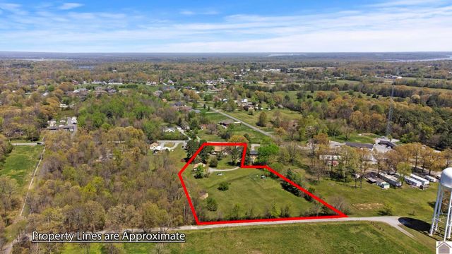 6633 Benton Rd, Paducah, KY 42003