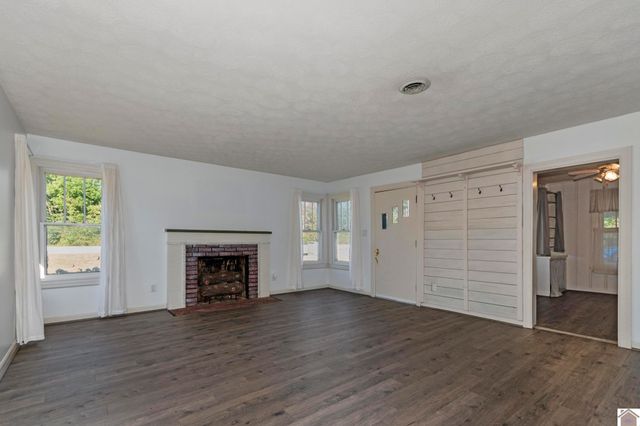 6633 Benton Rd, Paducah, KY 42003