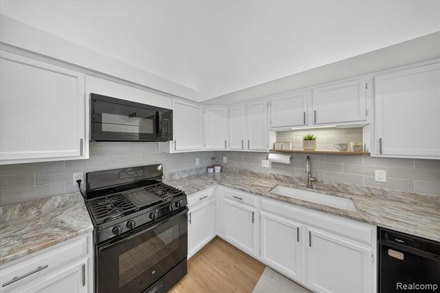 61165 Greenwood Drive, South Lyon, MI 48178