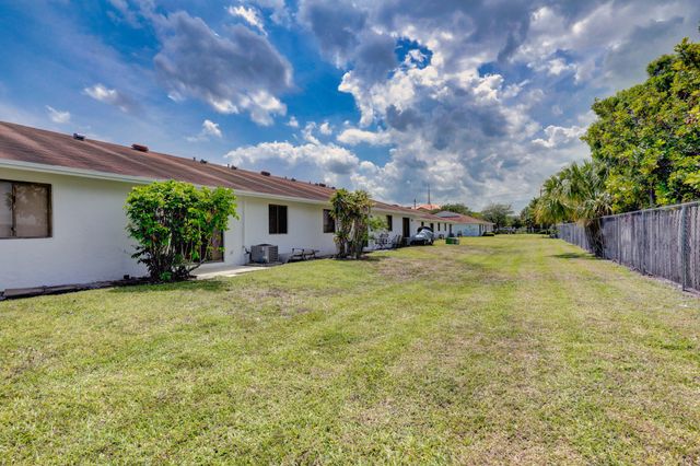 9184 Roan Lane, West Palm Beach, FL 33403