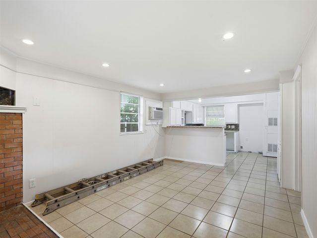 207 Hartsdale Drive, Dallas, TX 75211