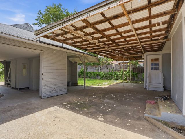 207 Hartsdale Drive, Dallas, TX 75211