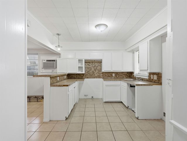 207 Hartsdale Drive, Dallas, TX 75211