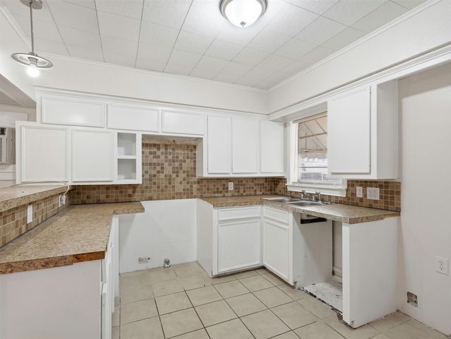 207 Hartsdale Drive, Dallas, TX 75211
