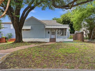 207 Hartsdale Drive, Dallas, TX 75211