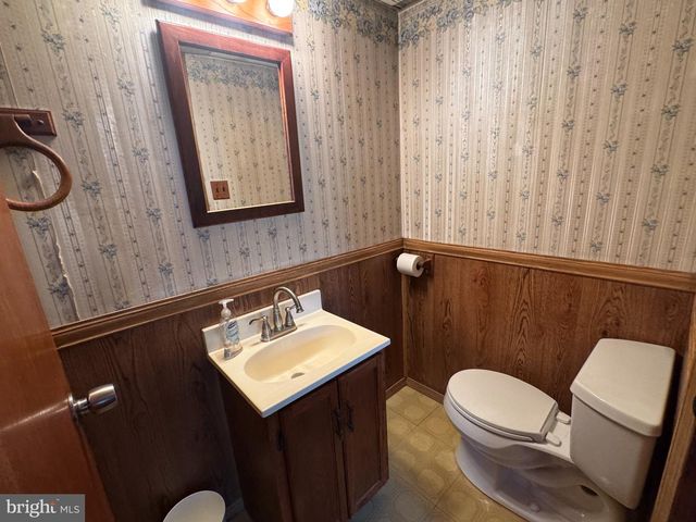 98 TWIN OAK DR, Levittown, PA 19056
