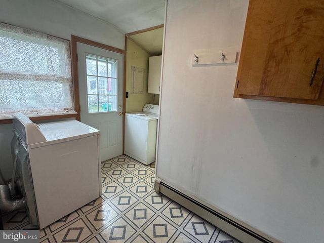 98 TWIN OAK DR, Levittown, PA 19056