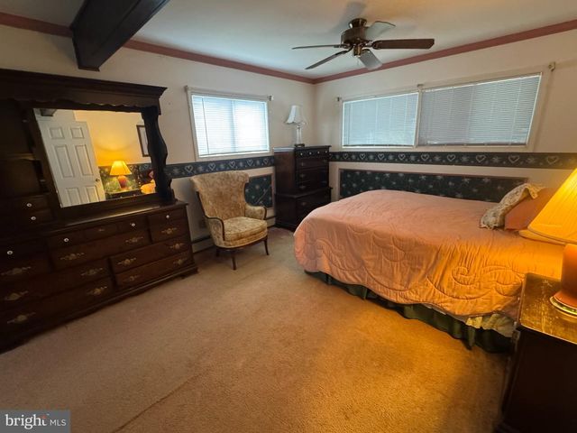 98 TWIN OAK DR, Levittown, PA 19056