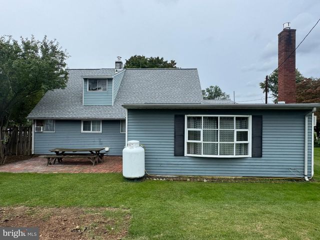 98 TWIN OAK DR, Levittown, PA 19056
