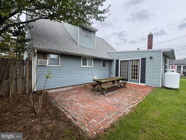 98 TWIN OAK DR, Levittown, PA 19056