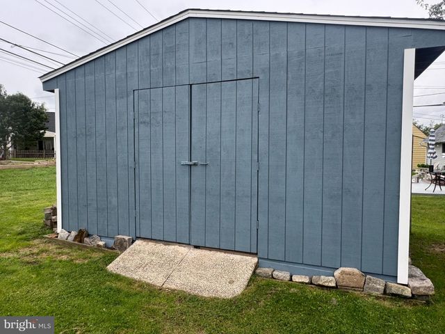 98 TWIN OAK DR, Levittown, PA 19056