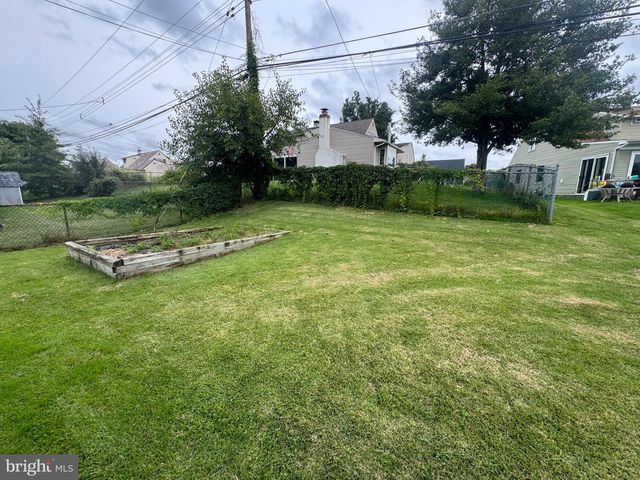 98 TWIN OAK DR, Levittown, PA 19056