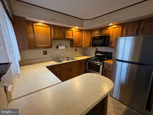 98 TWIN OAK DR, Levittown, PA 19056