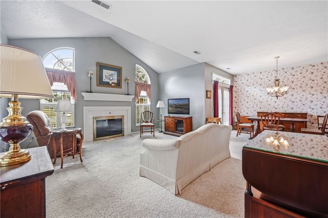 76 Stone Ridge Blvd, Hermitage, PA 16148