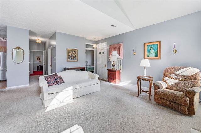 76 Stone Ridge Blvd, Hermitage, PA 16148