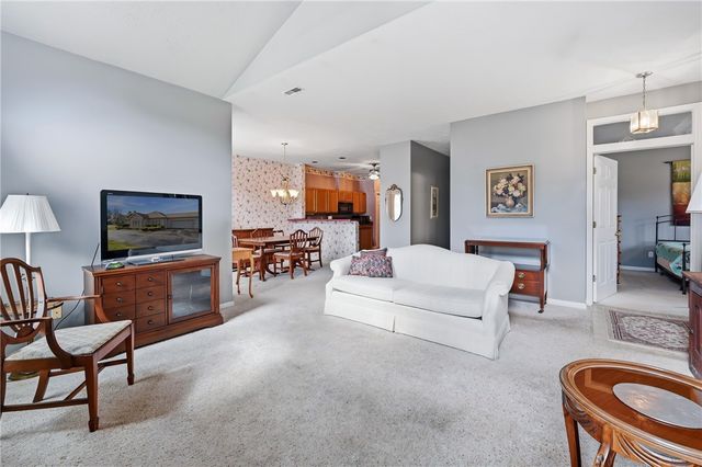 76 Stone Ridge Blvd, Hermitage, PA 16148