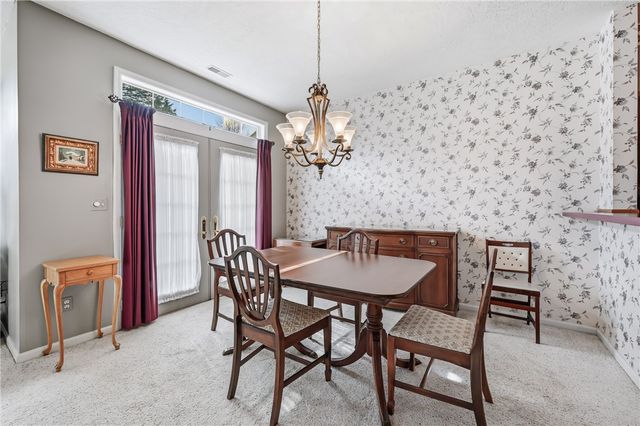 76 Stone Ridge Blvd, Hermitage, PA 16148