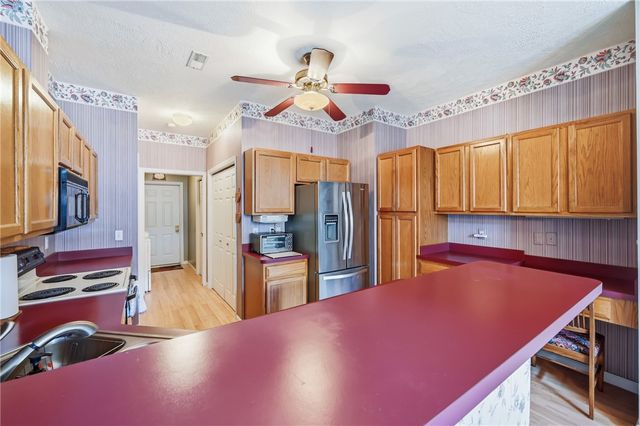 76 Stone Ridge Blvd, Hermitage, PA 16148