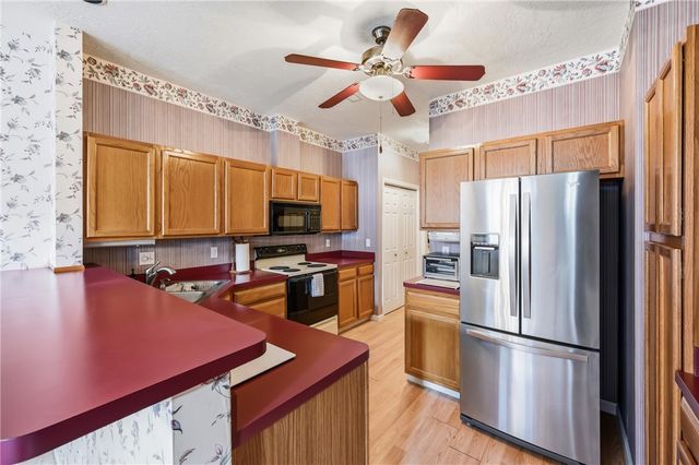 76 Stone Ridge Blvd, Hermitage, PA 16148