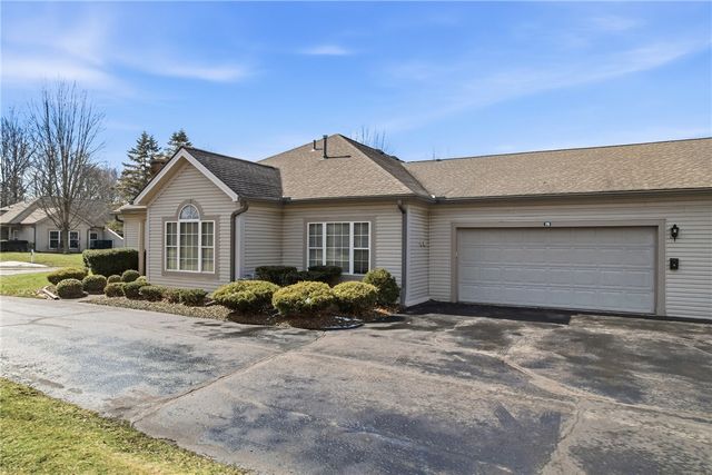 76 Stone Ridge Blvd, Hermitage, PA 16148