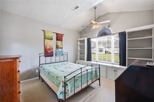 76 Stone Ridge Blvd, Hermitage, PA 16148