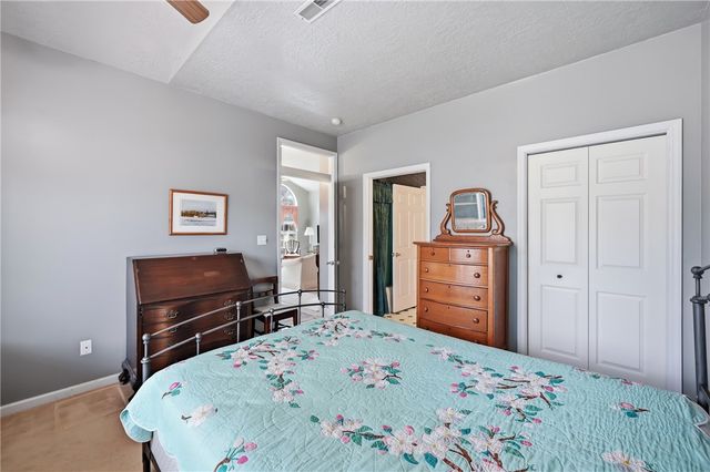 76 Stone Ridge Blvd, Hermitage, PA 16148