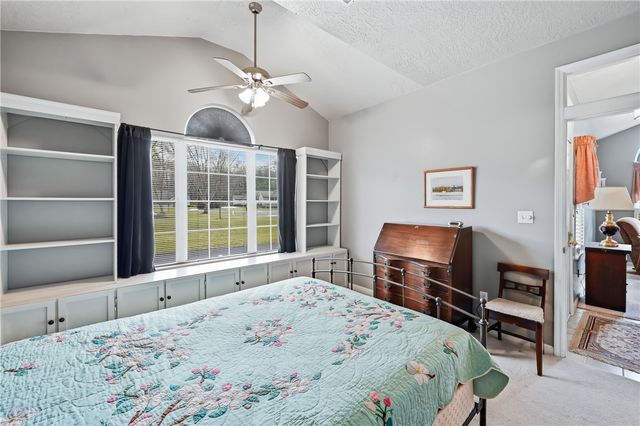 76 Stone Ridge Blvd, Hermitage, PA 16148