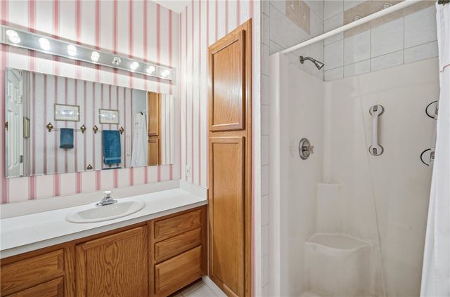 76 Stone Ridge Blvd, Hermitage, PA 16148