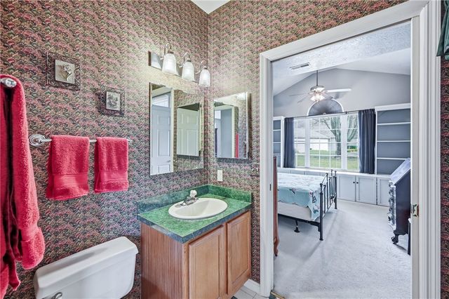 76 Stone Ridge Blvd, Hermitage, PA 16148